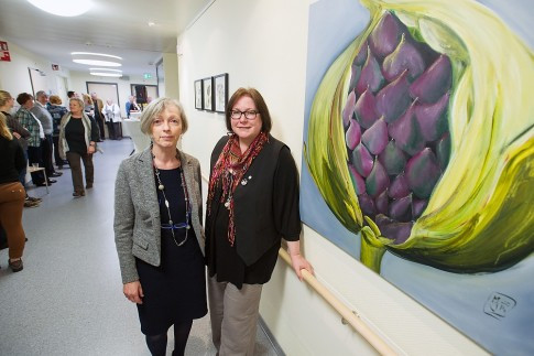 Die Künstlerin Martina Justus (re.) mit der Chefärztin der Palliativstation Dr. med. Maria Blatt-Bodewig (li.)