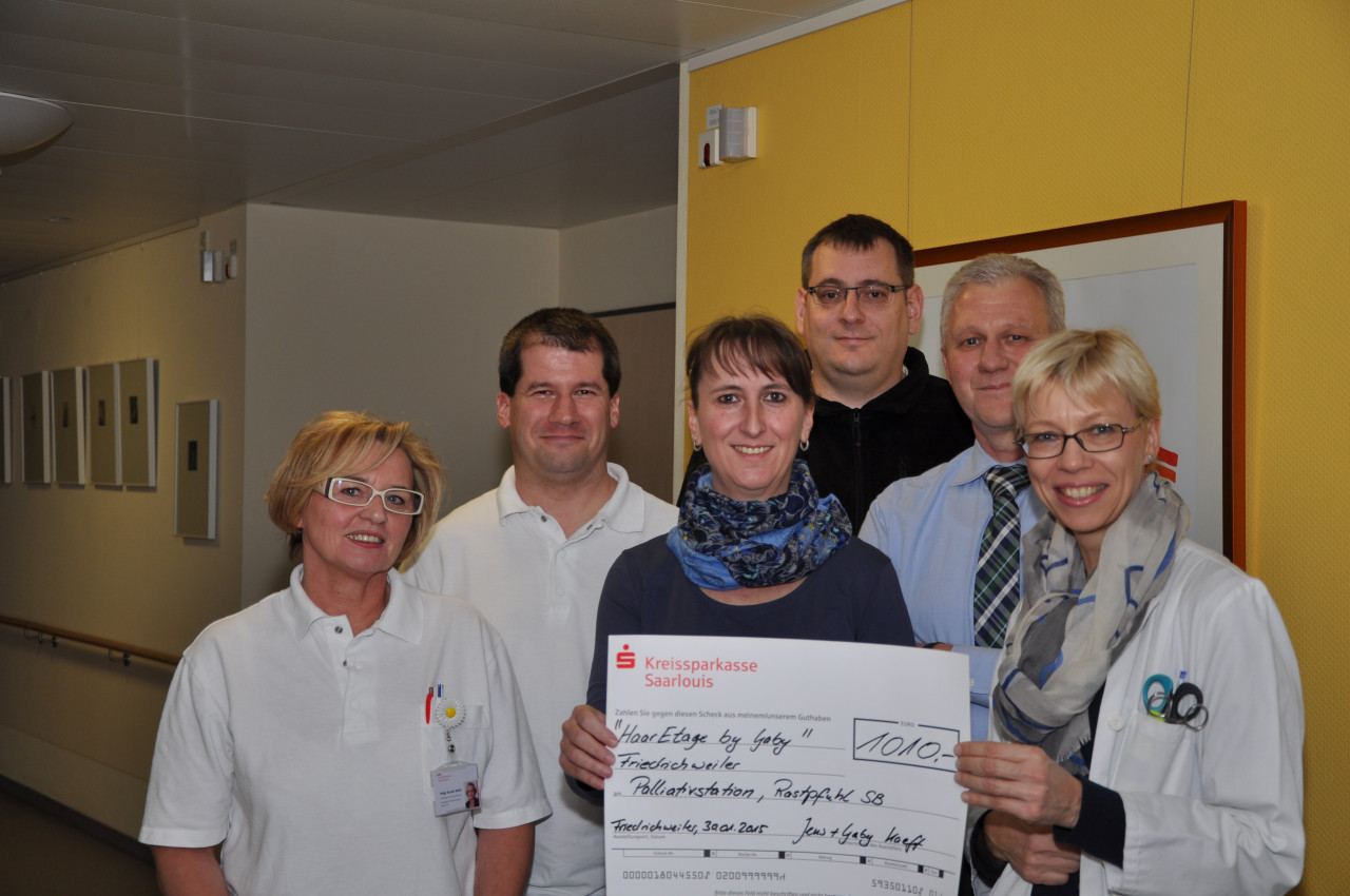 Gabriele Kaeff (Bildmitte) bei der Spendenübergabe auf der Palliativstation.