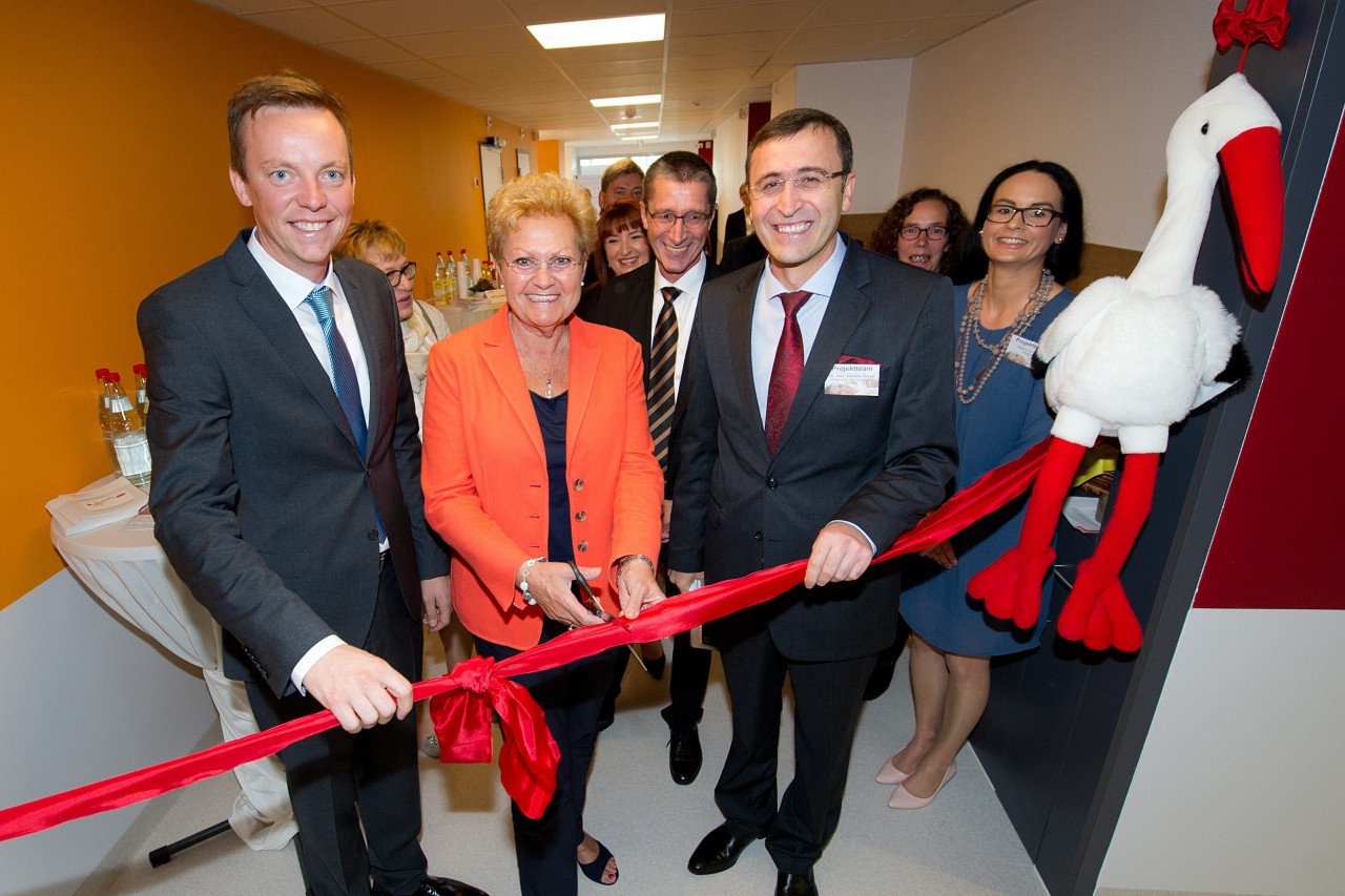 Tobias Hans, MdL , Ministerin Monika Bachmann, cts-Geschäftsführer Rafael Lunkenheimer, Chefarzt Dr. Mustafa Deryal und Zentrumsleitung Nadine Schäfer (von links) bei der Eröffnung des neuen Zentrums für Geburtshilfe und Frauenheilkunde. 