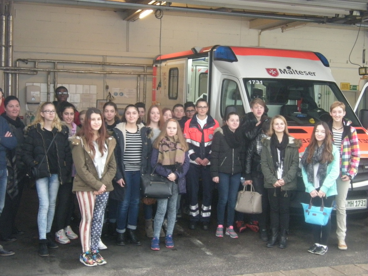 Schülerinnen und Schüler der Gesamtschule im Rastbachtal zu Besuch in der Rettungswache