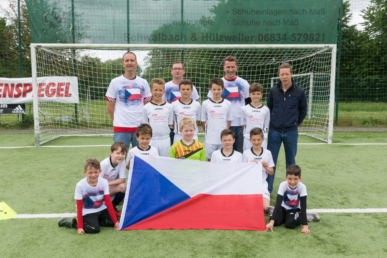 Dr. Markus Pahl (hinten rechts) überreichte den Jungkickern der Sportfreunde Köllerbach für ihre Teilnahme bei der AOK Mini EM 2016 die Trikots in den Nationalfarben Tschechiens und dem Schriftzug des Zentrums für Orthopädie am CaritasKlinikum Saarbrücken. 