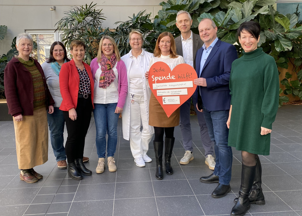 Foto (v.l.n.r): Christine Kukula (Psychoonkologin der Saarländischen Krebsgesellschaft), Roswitha Beiße (Adventsmarkt-AG), Silvia Mauer (Adventsmarkt-AG), Susanne Welsch (Adventsmarkt-AG), Dr. med. Martina Treiber (Stellvertretende Vorsitzende der Saarländischen Krebsgesellschaft), Sabine Rubai (Geschäftsführerin der Saarländischen Krebsgesellschaft), Gerd Koslowski (Kaufmännischer Direktor), Sascha Kropp (Pflegedirektor) und Margret Reiter (Ärztliche Direktorin). 