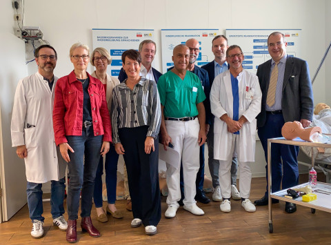 v.l.n.r.: Dr. med. Christoph Massing (Chefarzt der Klinik für Neurologie), Stephanie Orlich (PJ-Koordinatorin, Universität des Saarlandes), Ulrike Freidinger (Geschäftsführerin der Fakultät), Margret Reiter (Ärztliche Direktorin), Prof. Dr. med. Andreas Sielenkämper (Chefarzt der Klinik für Anästhesiologie, Intensivmedizin und Notfallmedizin), Dr. med. Munir Haddad (Chefarzt der Klinik für Unfallchirurgie und Orthopädische Chrirurgie), Dr. med. Joachim Maus (Chefarzt der Psychosomatischen Klinik), Professor Dr. Sören Becker (stellvertretende Studiendekan), Prof. Dr. med. Manfred Lutz (Chefarzt der Klinik für Gastroenterologie), Professor Dr. Matthias Hannig (Dekan der Medizinischen Fakultät)