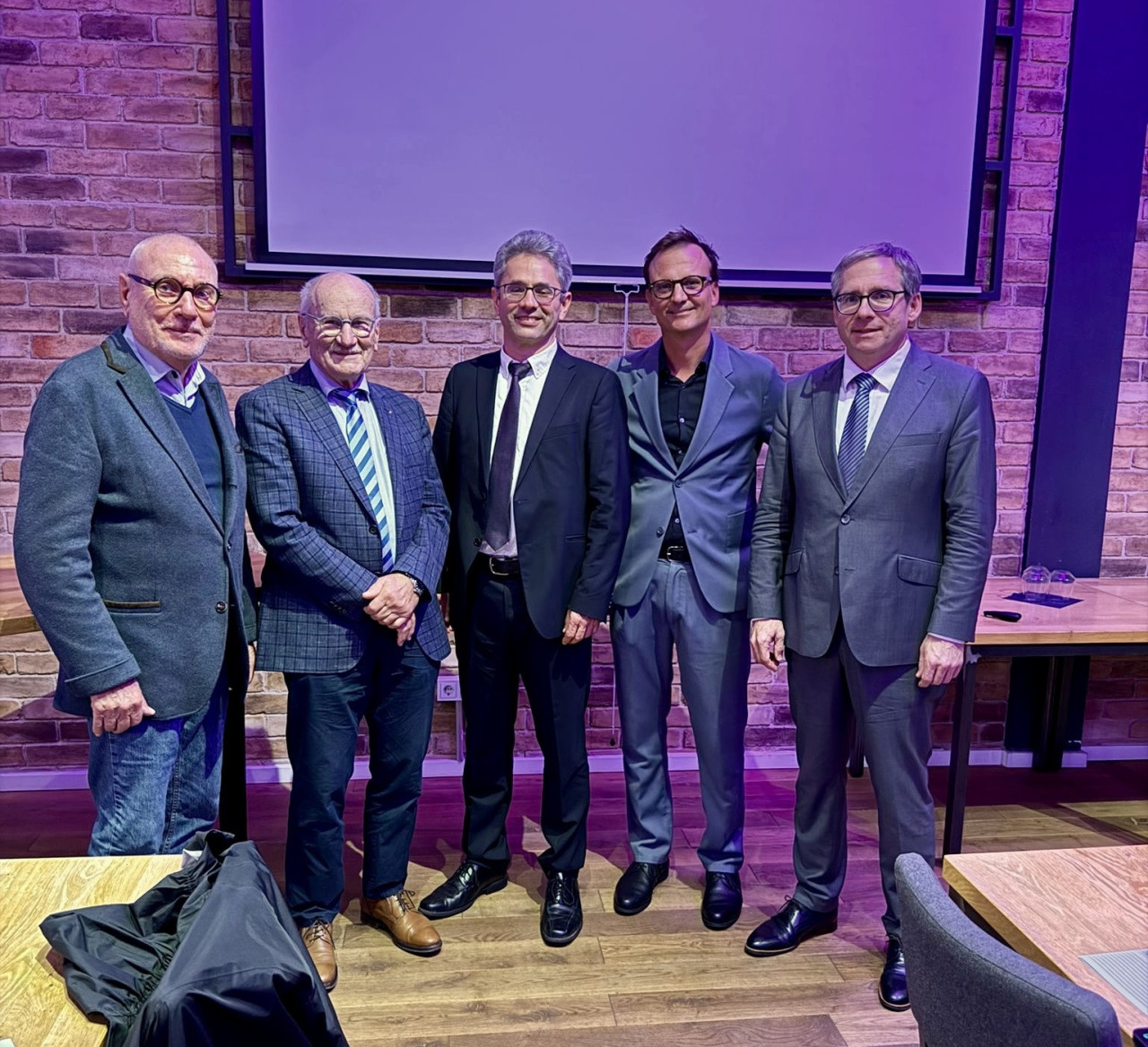 Bei der Veranstaltung zum Jubiläum von links nach rechts:  Prof. Dr. Michael Clemens (Chefarzt von 2015-2021), Prof. Joachim Preiß (Chefarzt von 1988-2006), Priv.-Doz. Dr. med. Julian Topaly, MHBA, (heutiger Chefarzt der Klinik), Prof. Dr. Dr. Philipp Sta
