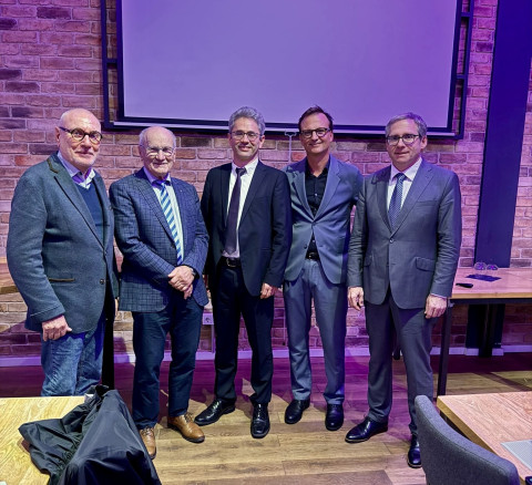 Bei der Veranstaltung zum Jubiläum von links nach rechts:  Prof. Dr. Michael Clemens (Chefarzt von 2015-2021), Prof. Joachim Preiß (Chefarzt von 1988-2006), Priv.-Doz. Dr. med. Julian Topaly, MHBA, (heutiger Chefarzt der Klinik), Prof. Dr. Dr. Philipp Sta