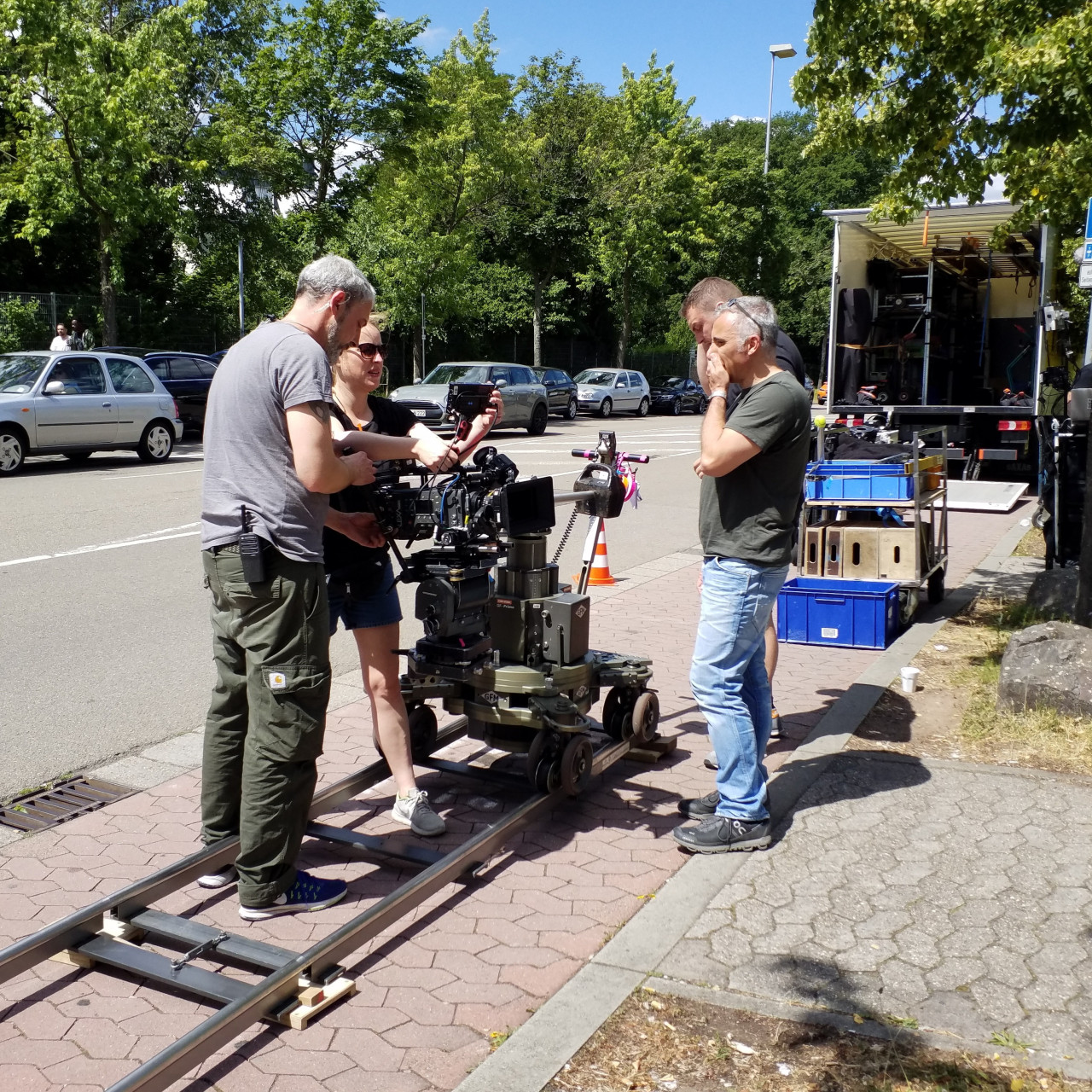 Eine abgesperrte Straße, ein riesiges Kamera-Team, Fahrzeuge mit Kostümen, Maske und Technik – und zwischendrin immer wieder der Ausruf: „Kamera läuft!“ 