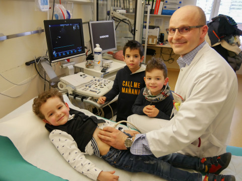 Kinder besuchen die Pneumologie