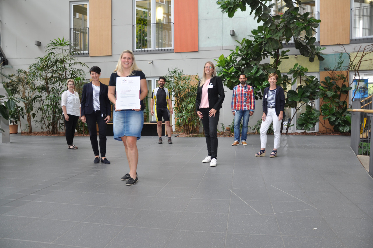 Die Mitglieder der Steuergruppe (v. l.) Dr. Bettina Hahne, Margret Reiter, Natalie Warken-Groß, Sven Steinlein, Tina Pasquale, Frank Dillhöfer und Silvia Mauer freuen sich über das Zertifikat zum „audit berufundfamilie“. 